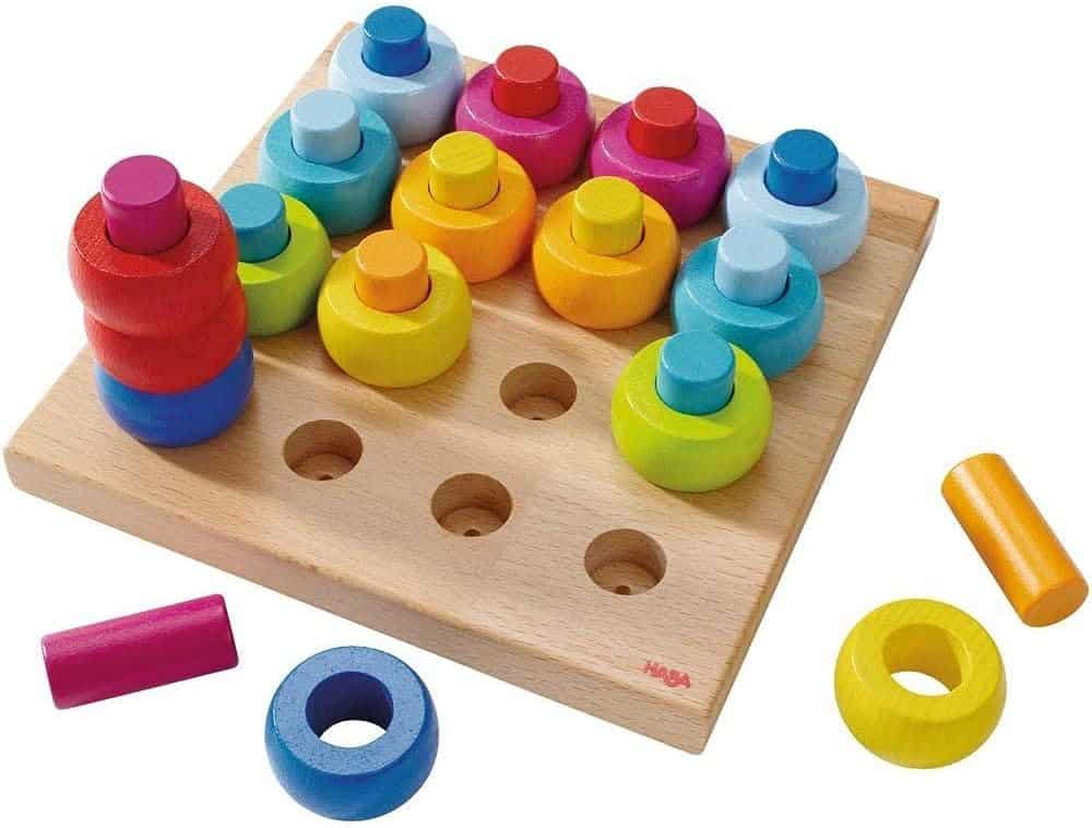 Colored pegs and rings puzzle
